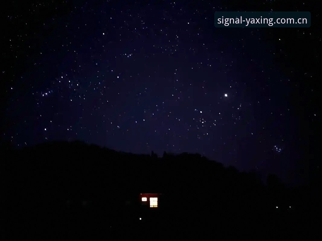 凌晨两点，我盯着亚星yaxing APP登录界面上的比分跳动，第三盘第9局，郑钦文的发球胜赛局被破掉了。屏幕上滚过一条弹幕：又要拉胯？我放下咖啡杯，把身子往前倾了倾——这个场景太熟悉了，过去半年里，我在这个平台上看过太多次她在大好局面下突然断电，然后看着排名一路滑到150名开外。但这一次，第10局她立刻回破，6-4拿下，杀进第二轮。我靠在椅背上，屏幕里的郑钦文正用毛巾擦汗，脸上没有太多表情，像是早已料到这个结果。